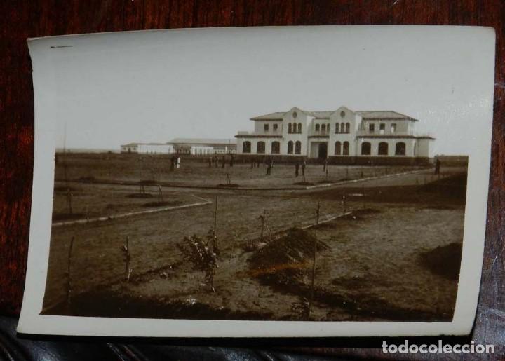 Militaria: FOTOGRAFIA DE INSTALACIONES O CUARTEL DE ARMADA ESPA&Ntilde;OLA, A&Ntilde;OS 50, MIDE 9 X 6,5 CMS.