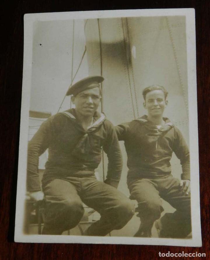 Militaria: FOTOGRAFIA DE BUQUE DE LA ARMADA ESPA&Ntilde;OLA, MARINOS, MARINA, A&Ntilde;OS 50, MIDE 9 X 6,5 CMS.