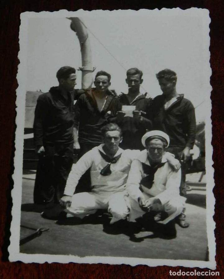Militaria: FOTOGRAFIA DE MARINOS DE LA ARMADA ESPA&Ntilde;OLA, MARINA, A&Ntilde;OS 50, MIDE 9 X 6,5 CMS.
