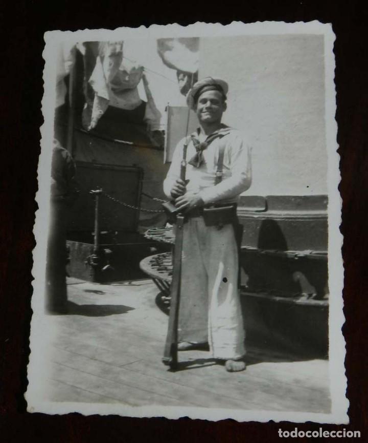 Militaria: FOTOGRAFIA DE MARINO DE LA ARMADA ESPA&Ntilde;OLA, MARINA, A&Ntilde;OS 50, MIDE 9 X 6,5 CMS.