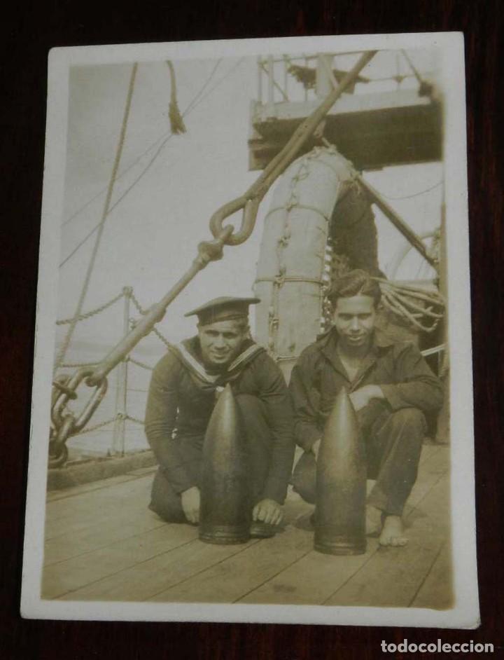 Militaria: FOTOGRAFIA DE MARINOS DE LA ARMADA ESPA&Ntilde;OLA, MARINA, A&Ntilde;OS 50, MIDE 9 X 6,5 CMS.