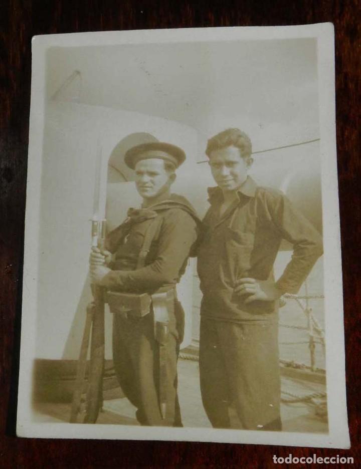 Militaria: FOTOGRAFIA DE MARINOS DE LA ARMADA ESPA&Ntilde;OLA, MARINA, A&Ntilde;OS 50, MIDE 9 X 6,5 CMS.