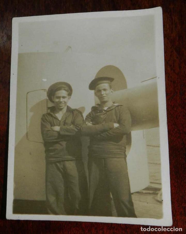 Militaria: FOTOGRAFIA DE MARINOS DE LA ARMADA ESPA&Ntilde;OLA, MARINA, A&Ntilde;OS 50, MIDE 9 X 6,5 CMS.