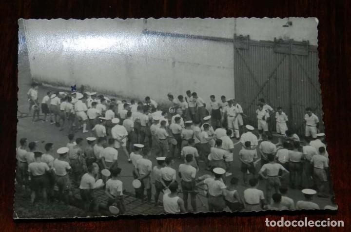 Militaria: FOTOGRAFIA DE TRIPULACION DEL BARCO CA&Ntilde;ONERO CANOVAS DEL CASTILLO, ARMADA ESPA&Ntilde;OLA, A&Ntilde;OS 50. MIDE 10