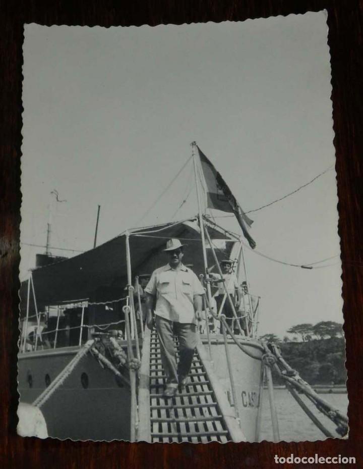 Militaria: FOTOGRAFIA DE OFICIAL DEL BARCO CA&Ntilde;ONERO CANOVAS DEL CASTILLO, ARMADA ESPA&Ntilde;OLA, A&Ntilde;OS 50. EN LAS COST