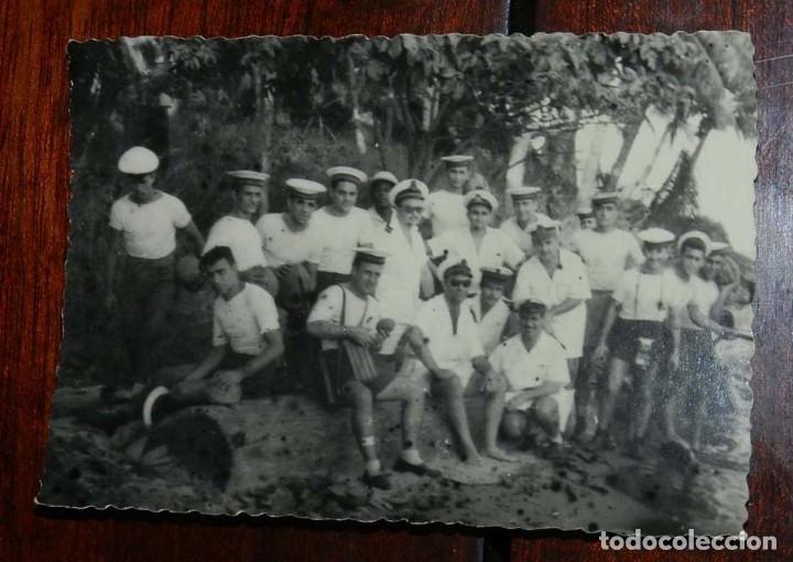 Militaria: FOTOGRAFIA DE OFICIALES Y MARINEROS DEL BARCO CA&Ntilde;ONERO CANOVAS DEL CASTILLO, ARMADA ESPA&Ntilde;OLA, EN GUI