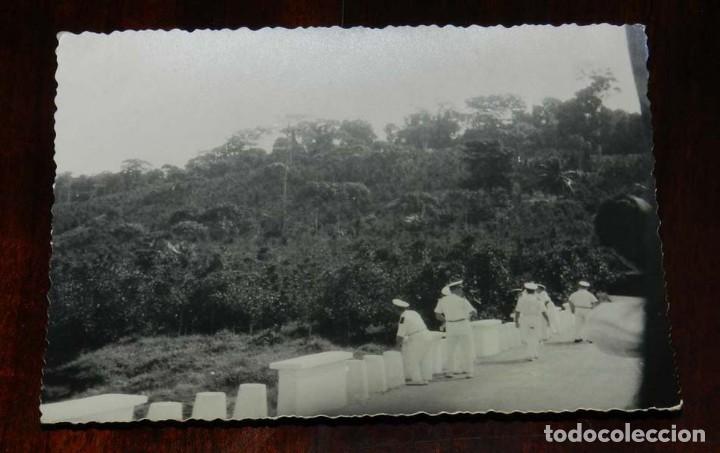 Militaria: FOTOGRAFIA DE OFICIALES Y MARINEROS DEL BARCO CA&Ntilde;ONERO CANOVAS DEL CASTILLO, ARMADA ESPA&Ntilde;OLA, EN GUI