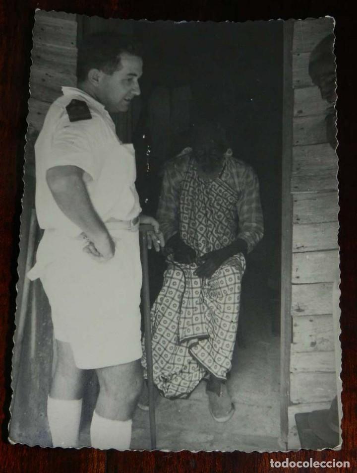 Militaria: FOTOGRAFIA DE OFICIAL DEL BARCO CA&Ntilde;ONERO CANOVAS DEL CASTILLO, ARMADA ESPA&Ntilde;OLA, EN GUINEA ESPA&Ntilde;OLA,