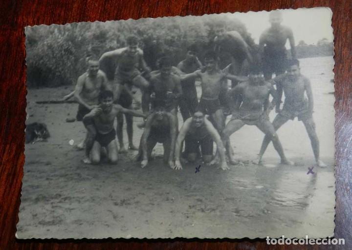 Militaria: FOTOGRAFIA DE MARINEROS DEL BARCO CA&Ntilde;ONERO CANOVAS DEL CASTILLO, ARMADA ESPA&Ntilde;OLA, EN GUINEA ESPA&Ntilde;OLA
