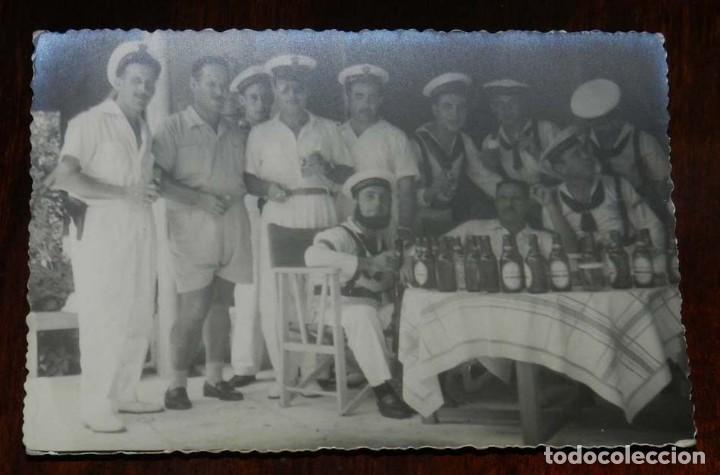 Militaria: FOTOGRAFIA DE MARINEROS DEL BARCO CA&Ntilde;ONERO CANOVAS DEL CASTILLO, ARMADA ESPA&Ntilde;OLA, EN GUINEA ESPA&Ntilde;OLA