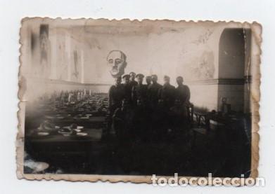 Military Antiques: (ALB-TC-26) CURIOSA FOTOGRAFIA COMEDOR MANDOS Y TROPA AL FONDO DIBUJO FRANCO EN LA PARED