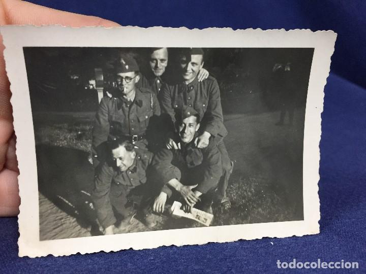 Military Antiques: GRUPO AMIGOS CINCO SOLDADOS MITAD S XX 6X9CMS