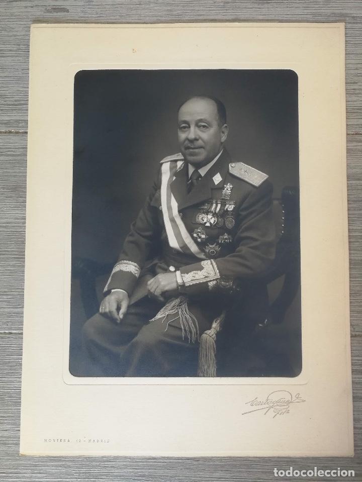 Militaria: ANTIGUA FOTOGRAFIA OFICIAL DE GALA - GENERAL DE INTERVENCI&Oacute;N - REGULARES - CON SUS CONDECORACIONES
