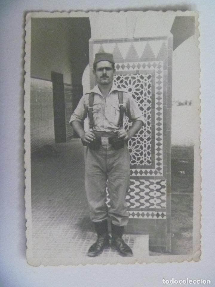 Militaria: GUERRA SIDI IFNI : FOTO DE MILITAR DE REGULARES CON CORREAJE Y TARBUSH . 1959