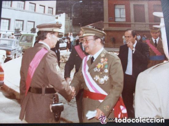 Militaria: FOTO GENERAL EJERCITO ( CONDECORADO GUERRA CIVIL, MERITO AEREO, ETC ) Y COMANDANTE POLICIA NACIONAL