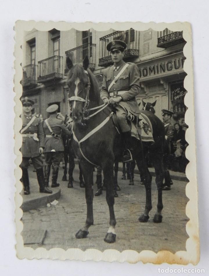 Military Antiques: FOTOGRAFIA DE POLICIA ARMADA A CABALLO, FECHADA EN 1959 POR LA PARTE DETRAS CON DEDICATORIA, MIDE 7,