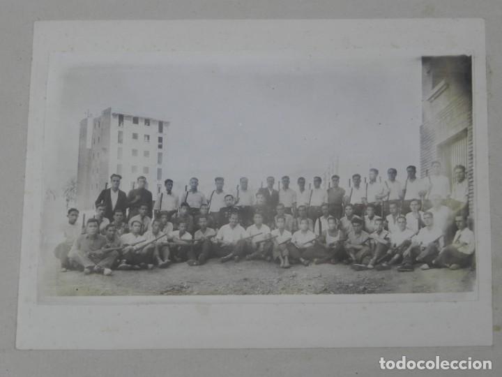 Militaria: FOTOGRAFIA DE GRUPO DE HOMBRES ARMADOS, JUNTO CON DOS INSTRUCTORES QUE PARECEN DE LA GUARDIA DE ASAL