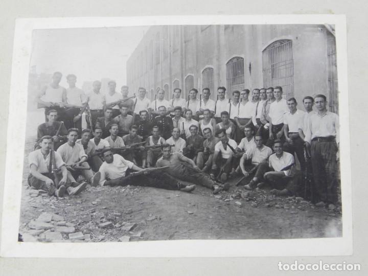 Militaria: FOTOGRAFIA DE GRUPO DE HOMBRES ARMADOS, JUNTO CON DOS INSTRUCTORES QUE PARECEN DE LA GUARDIA DE ASAL
