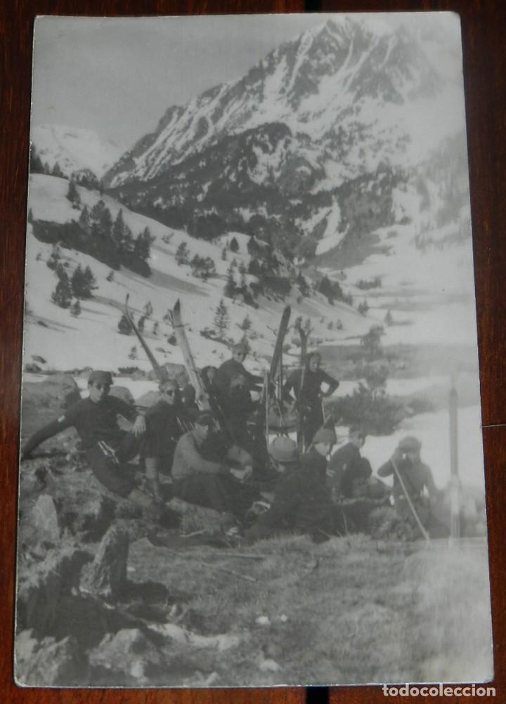 Militaria: FOTOGRAFIA DEL FRENTE DE JUVENTUDES, EN EL PIRINEO DE LERIDA EN 1942, MIDE 14 X 8,7 CMS.