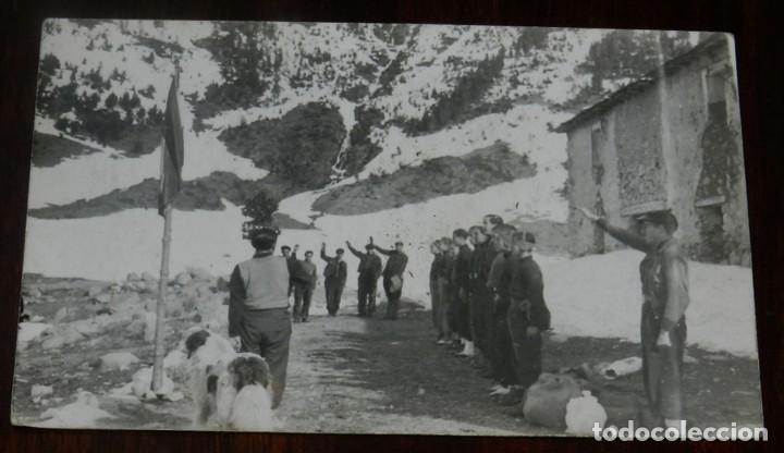 Militaria: FOTOGRAFIA DEL FRENTE DE JUVENTUDES, EN LERIDA 1942, MIDE 14 X 9 CMS.