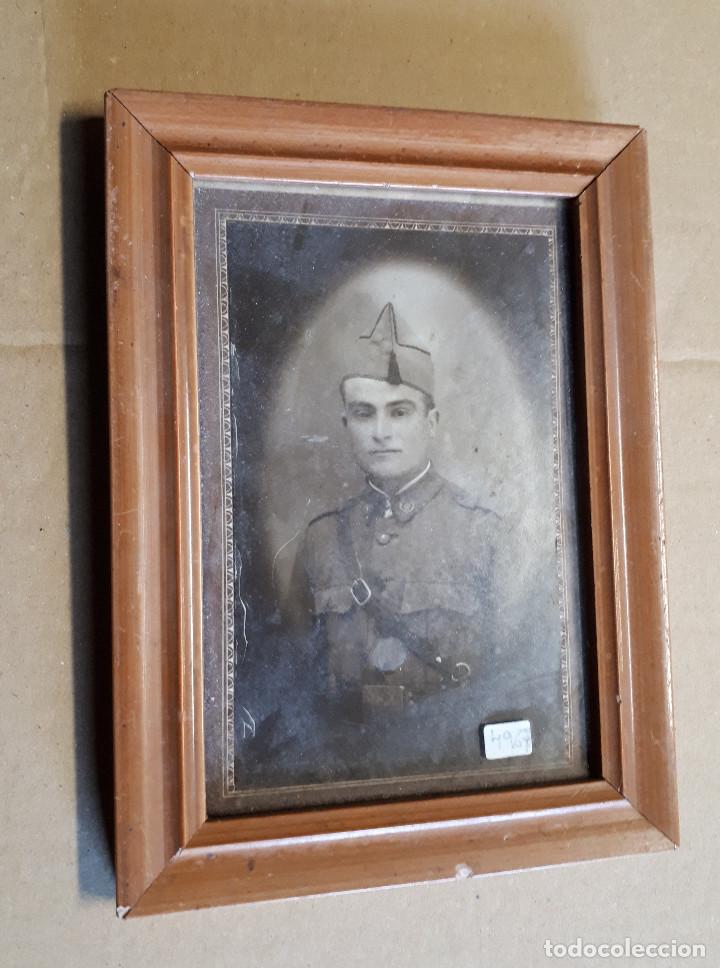 Militaria: Cuadro con foto militar intendencia, Rep&uacute;blica, 18 x 13 cm aprox.