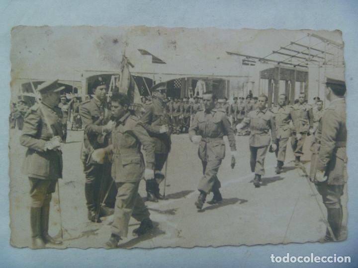 Militaria: FOTO JURA DE BANDERA DE MILITARES , ABANDERADO CARRISTA CON BOINA