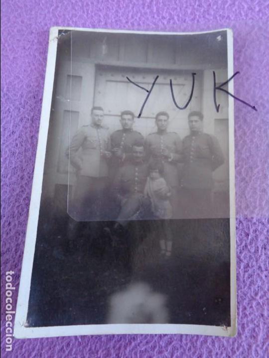 Militaria: antigua postal fotografica de militares a&ntilde;os 20 con una ni&ntilde;a