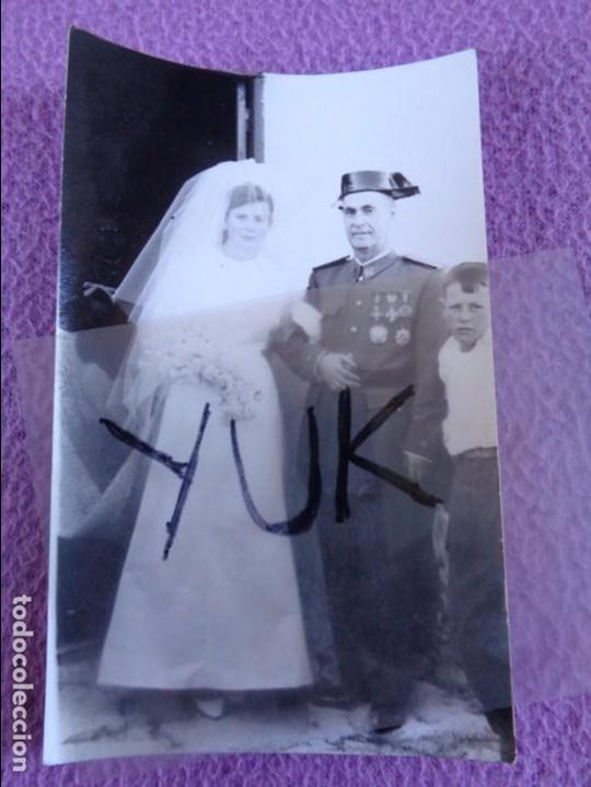 Militaria: postal fotografica de guardia civil condecorado de acompa&ntilde;ante en una boda --- a&ntilde;os 40/50