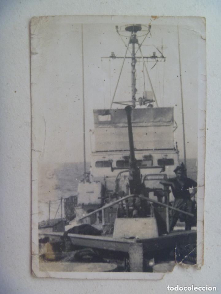 Militaria: FOTO DE MARINERO EN LA CUBIERTA DE BUQUE DE GUERRA JUNTO PIEZA DE ARTILLERIA ANTIAEREA