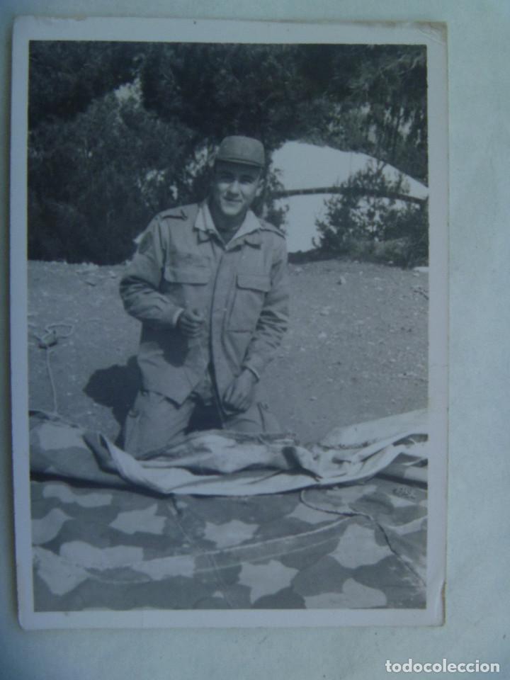 Militaria: MILITAR BRIPAC, MILITAR PARACAIDISTA DE CAMPA&Ntilde;A RECOGIENDO LA TIENDA DE CAMPA&Ntilde;A