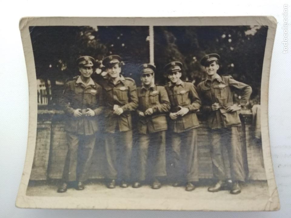 Militaria: FOTOGRAFIA GRUPO JOVENES MILITARES, A&Ntilde;OS 50, MEDIDAS 9 X 7 CM