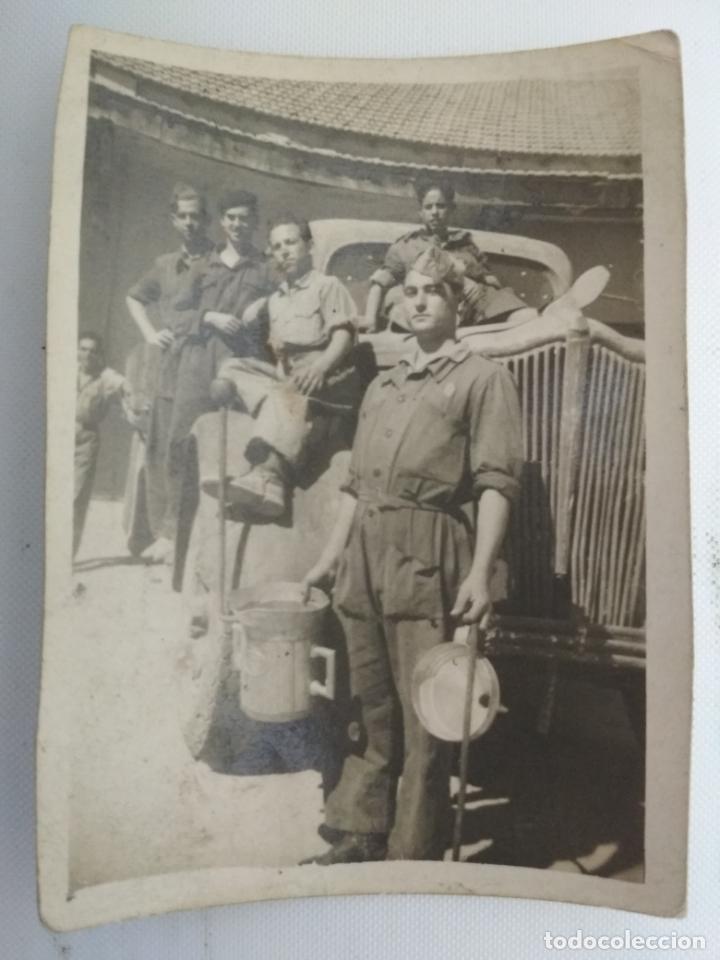 Militaria: FOTOGRAFIA GRUPO DE MILITARES REVISANDO CAMION, MEDIDAS 5,5 X 8 CM