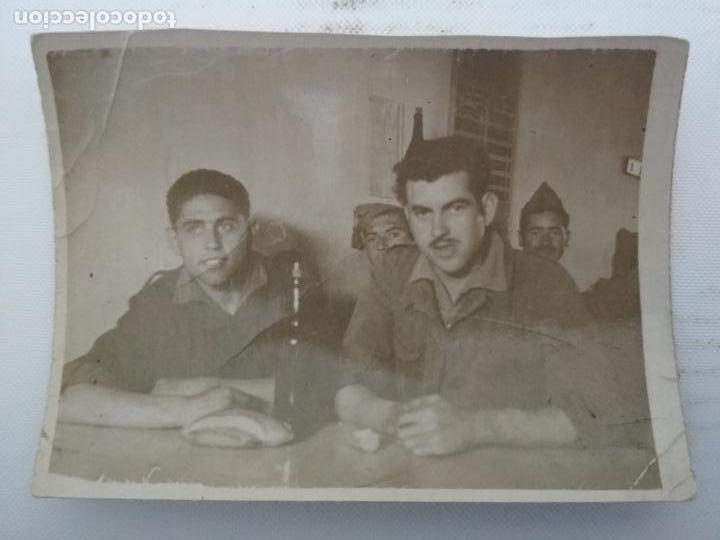 Militaria: FOTOGRAFIA JOVENES MILITARES COMIENDO, MEDIDAS 6 X 8 CM