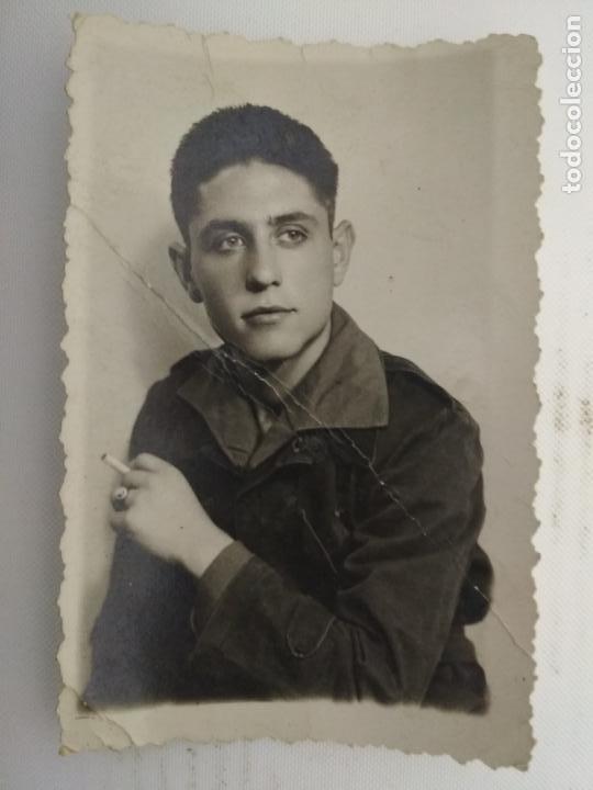 Militaria: FOTOGRAFIA JOVEN MILITAR FUMANDO, MEDIDAS 6 X 9 CM
