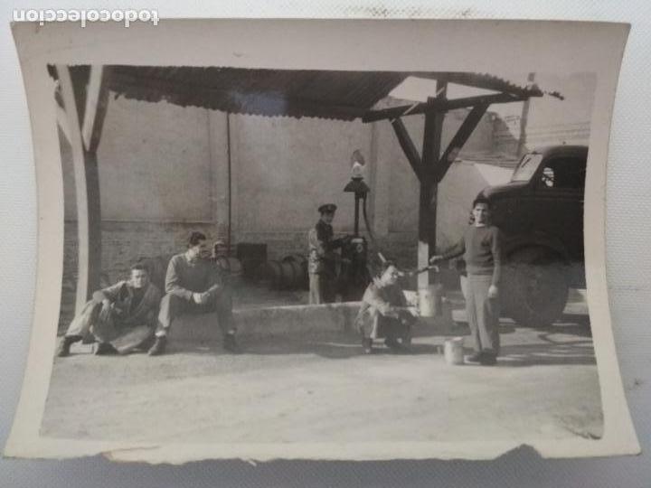 Militaria: FOTOGRAFIA JOVENES MILITARES,COGIENDO GASOLINA DE UN SURTIDOR, MEDIDAS 6 X 8 CM