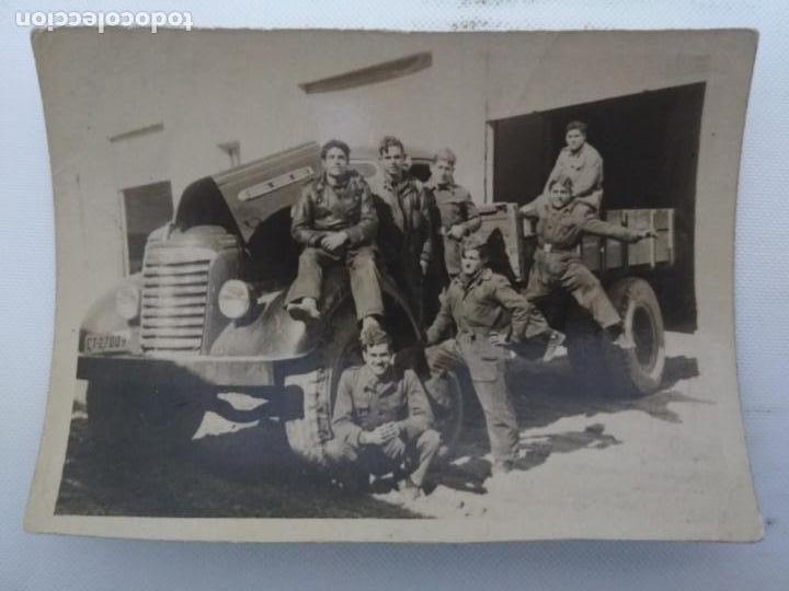 Military Antiques: FOTOGRAFIA JOVENES MILITARES,SENTADOS ALREDEDOR DE CAMION GENERAL MOTORS TRUCX, MEDIDAS 6 X 8 CM