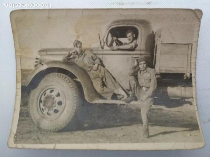 Military Antiques: FOTOGRAFIA JOVENES MILITARES,ENCIMA DE UN CAMION, MEDIDAS 6 X 8 CM