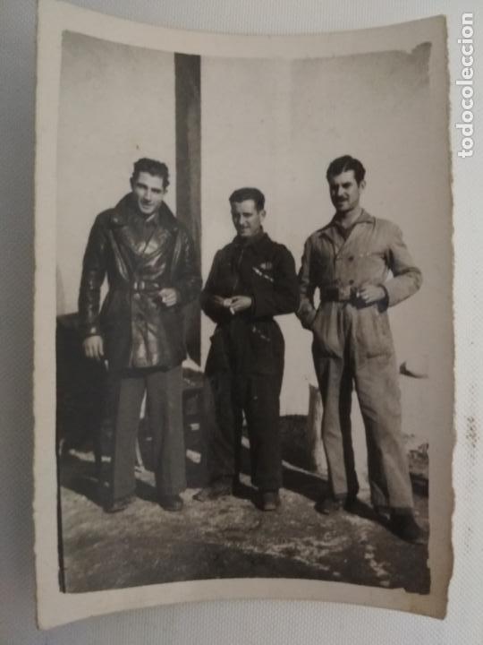 Military Antiques: FOTOGRAFIA TRES JOVENES MILITARES, A&Ntilde;OS 50, MEDIDAS 6 X 8 CM