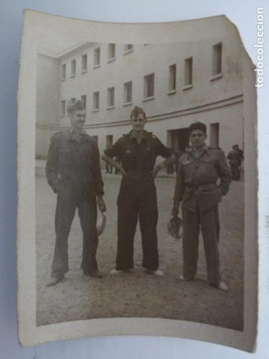 Militaria: FOTOGRAFIA TRES JOVENES MILITARES MECANICOS, A&Ntilde;OS 50, MEDIDAS 6 X 8 CM