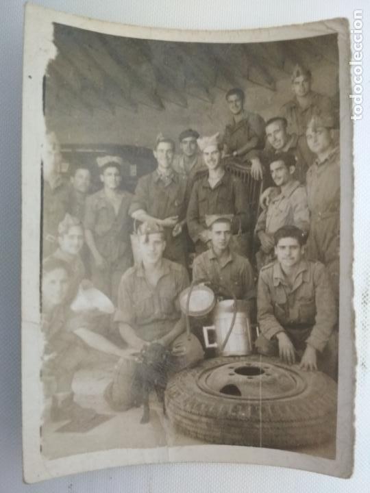 Militaria: FOTOGRAFIA GRUPO DE  MILITARES MECANICOS, A&Ntilde;OS 50, MEDIDAS 6 X 8 CM