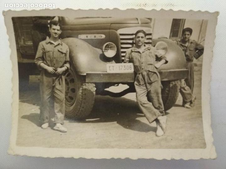 Military Antiques: FOTOGRAFIA TRES MILITARES MECANICOS, ALREDEDOR DE CAMION GENERAL MOTORS TRUCX, MEDIDAS 6 X 8 CM