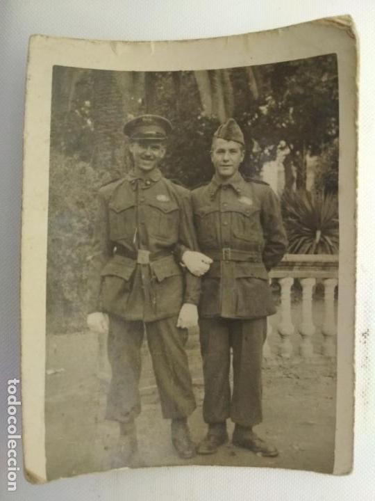 Militaria: FOTOGRAFIA JOVENES MILITARES POSANDO , MEDIDAS 6 X 8 CM