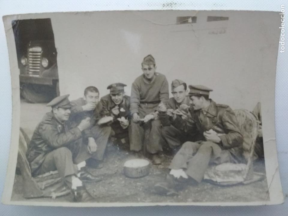 Militaria: FOTOGRAFIA GRUPO JOVENES MILITARES, SENTADOS EN EL SUELO COMIENDO , MEDIDAS 6 X 8 CM