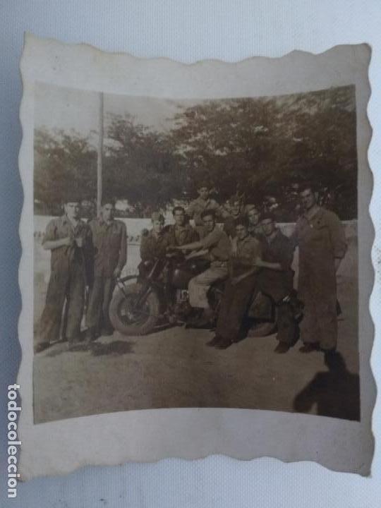 Military Antiques: FOTOGRAFIA MILITARES MECANICOS ALREDEDOR DE MOTO, E.T., MEDIDAS 6 X 7 CM