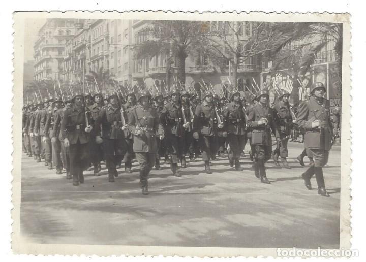Militaria: DESFILE DE SOLDADOS ESPA&Ntilde;OLES EN LOS A&Ntilde;OS 40/50