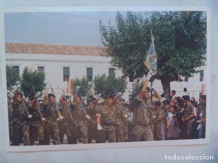 Militaria: FOTO DE DESFILE MILITARES DE LA DIVISION ACORAZADA , GUION DE LOGISTICA Y ABASTECIMIENTO