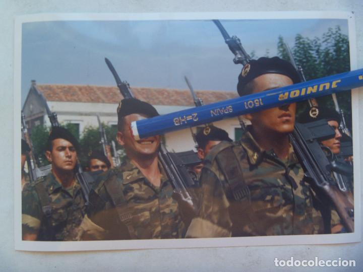 Militaria: FOTO DE DESFILE MILITARES DE LA DIVISION ACORAZADA , CON BOINA Y CETME
