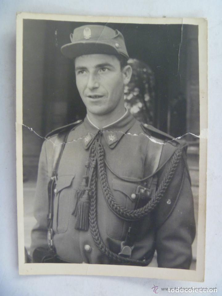 Militaria: FOTO DE MILITAR: GASTADOR DE INFANTERIA CON MONTA&Ntilde;ERA Y CORDON