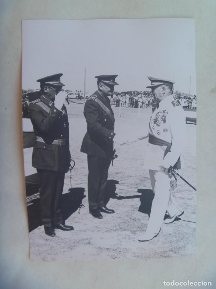 Militaria: FOTO DE JURA DE BANDERA: TENIENTE CORONEL RECIBIENDO A GENERAL, MUY CONDECORADO, 1970