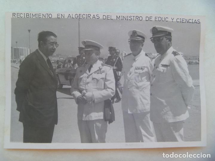 Militaria: GENERAL EJERCITO DE TIERRA Y OFIALES MARINA Y AVIACION ( DE BLANCO TODOS ) RECIBEN AL MINISTRO